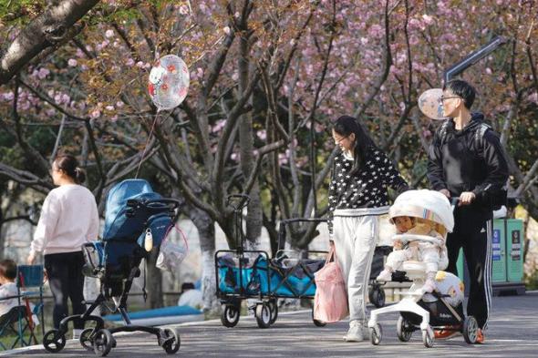 الصين تواجه تراجع المواليد بإجازة أبوة طويلة وإعفاءات ضريبية