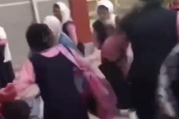 مشاجرة
بين
طالبتين
بمدرسة
فى
شبرا
الخيمة..
وأسرة
طالبة
تقتحم
المدرسة