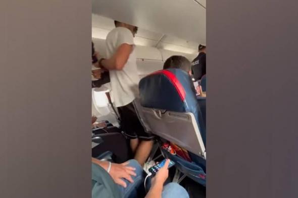 السجن
      لأمريكي
      حاول
      فتح
      باب
      طائرة
      وضرب
      مضيفة