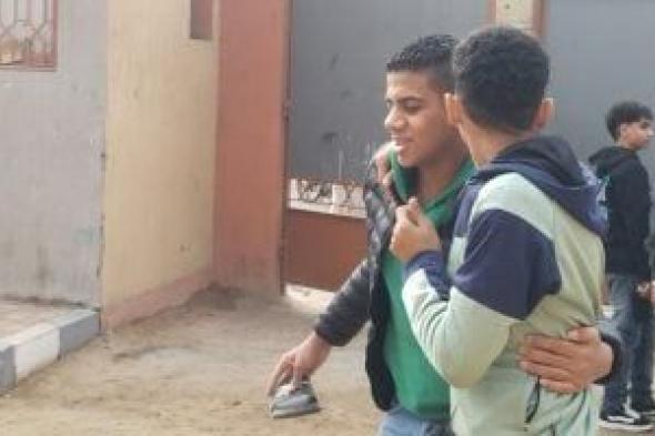 صاحبي
إنت
اللى
مقوى
لى
قلبى..
طالب
يسند
زميله
المصاب
إلى
لجنة
الامتحان
(صور)