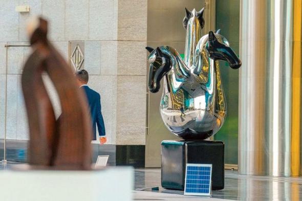 موسم الفنون يُزيّن «دبي المالي» بالتحف النادرة و«خيول الظل»