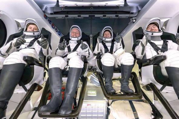 طاقم من «الفضاء الدولية» يعود إلى الأرض مبكراً في سابقة تاريخية