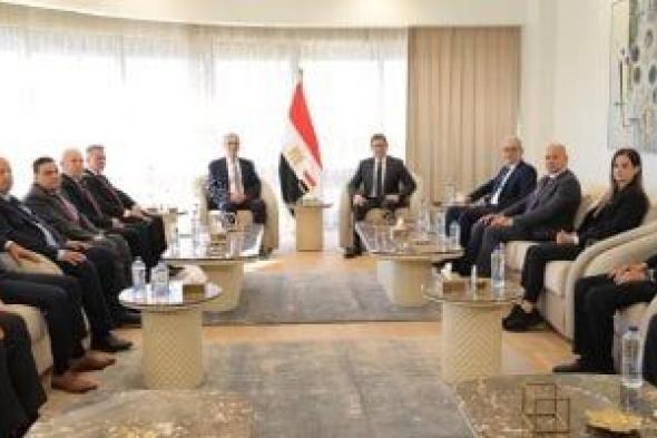 رئيس
المخابرات
العامة
يستقبل
أعضاء
اللجنة
الفلسطينية
لإدارة
غزة..
صور