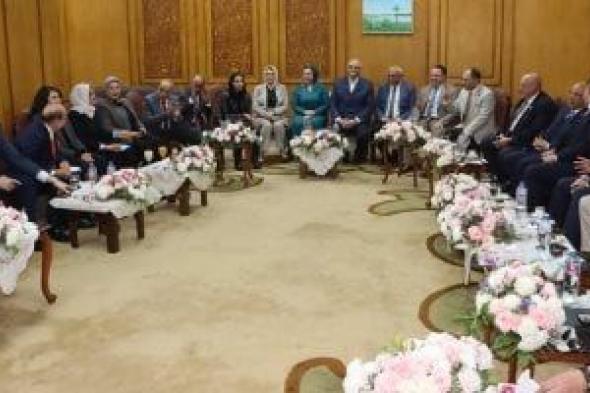 محافظ
القليوبية
يعقد
لقاء
مع
أعضاء
مجلسي
النواب
والشيوخ
لتطوير
الخدمات