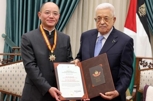 الرئيس
عباس
يمنح
تسنغ
جيشين
"نجمة
الصداقة"