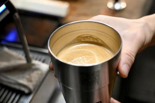 وفاة رجل ظلَّ يشرب القهوة بنفس الكوب الحراري لمدة 20 عاماً