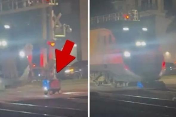 "ديليفري" آلي أصيب بعطل مفاجىء .. قطار سريع يسحق "روبوت" توقف على سكة الحديد