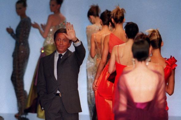 فالنتينو
مصمم
الأزياء
الأسطوري
وصانع
الأحمر
الأيقوني
الذي
عرف
ما
تريده
النساء