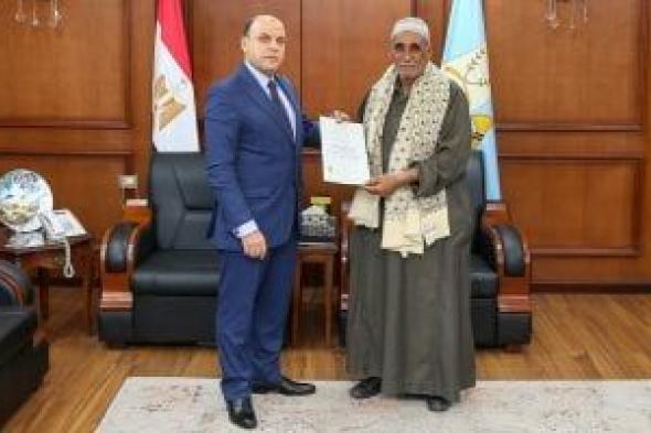 محافظ
كفر
الشيخ
يسلم
6
عقود
تقنين
أراضي
أملاك
دولة
للمستفيدين
من
المواطنين