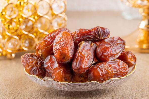 متى يُنصح بتناول التمر لتعزيز الطاقة ودعم الهضم؟
