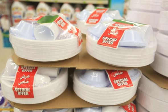 رغم قرار الحظر.. أدوات المائدة البلاستيكية لاتزال في الأسواق