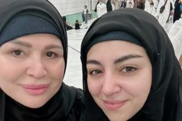 إلهام
شاهين
وإلهام
صفى
الدين
وبوسى
يشاركن
صورهن
أثناء
أداء
العمرة