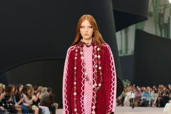 تنسيقات لونية غير متوقعة يمكنكِ ارتداؤها في عام 2026