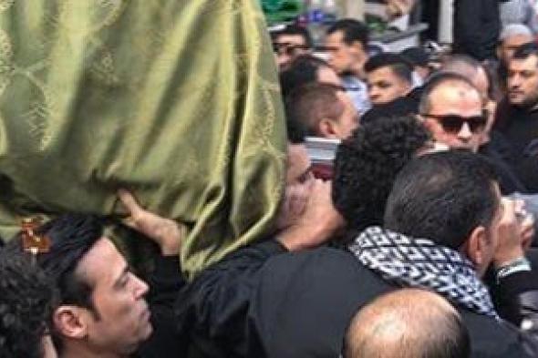 سعد
الصغير
يحمل
نعش
والدة
رضا
البحراوي
إلى
مثواها
الأخير..
صور