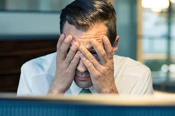 الشعور
    الدائم
    بالإرهاق
    والتعب..
    تعرف
    على
    علامات
    الاحتراق
    الوظيفي