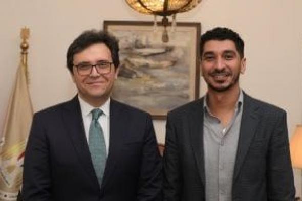 وزير
الثقافة
يلتقى
المخرج
كريم
الشناوى
لبحث
التعاون
ودعم
التجارب
السينمائية
الشابة