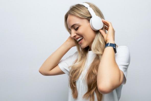 طبيب
يحذر
من
عواقب
الاستماع
إلى
الموسيقى
عبر
سماعات
الرأس