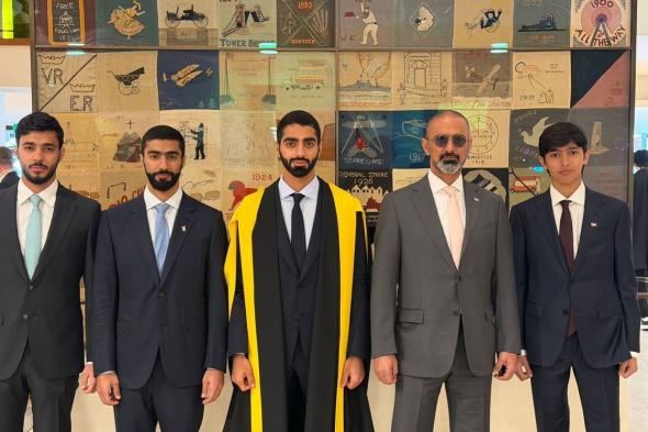 ولي عهد عجمان يشهد حفل نيل حميد بن عمار درجة الماجستير من كلية كينغز لندن