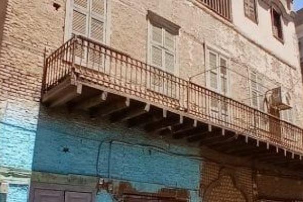 منازل
شارع
السوق
بنقادة
صامدة
من
مئات
السنين..
شارع
الحاوى
وقصر
جبرة
الأشهر