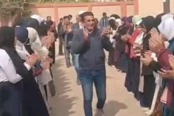 طالبات
بنى
برزة
الإعدادية
بقنا
ينظمن
ممرا
شرفيا
للمراقبين
بعد
انتهاء
الامتحانات