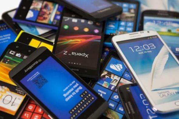 "الذهب" يشعل سباقاً على شراء الهواتف المحمولة "التالفة" في مصر