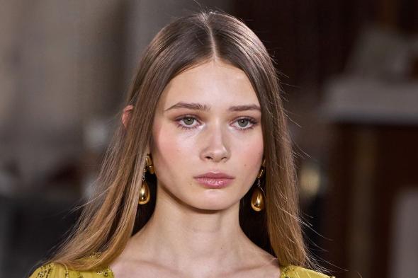 موضة
قاعدة
المكياج
المشرقة
Glowy
Base
Makeup:
وداعاً
للصيحات
الثقيلة