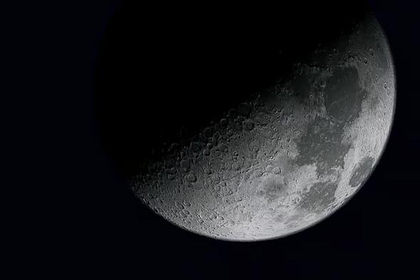 قمر
    التربيع
    الأول
    لشهر
    شعبان
    يزيّن
    سماء
    الحدود
    الشمالية