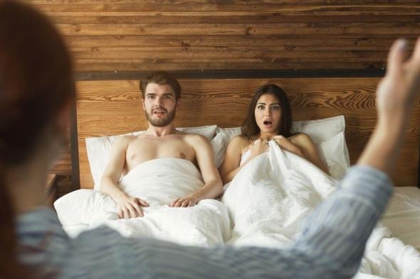 سيترجَّاكِ
بشتى
الطرق
وسيطلب
العفو..
هذا
ما
عليك
فعله
عند
اكتشافك
خيانة
زوجك