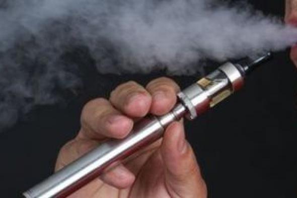 القانون
يحظر
التدخين
بالأماكن
العامة
وغرامة
تصل
20
ألف
جنيه
للمخالفين