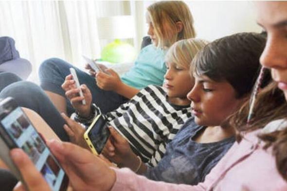 فرنسا
    تقر
    حظر
    استخدام
    وسائل
    التواصل
    لمن
    دون
    15
    عامًا