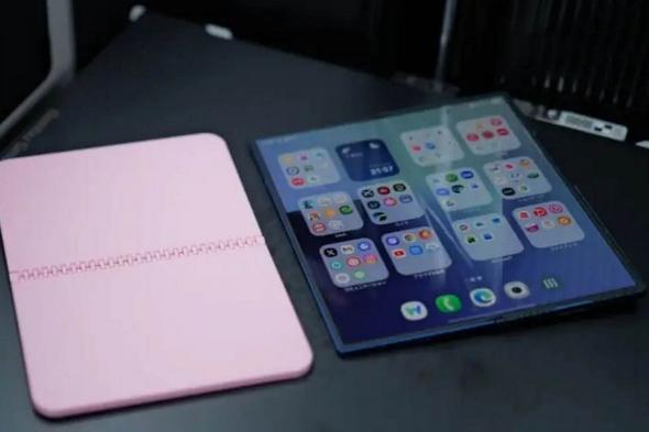 تصميم
تخيلي
لهاتف
iPhone
Fold
يظهر
بجانب
Galaxy
Z
Fold7
وGalaxy
Z
TriFold
وHuawei
Pura
X