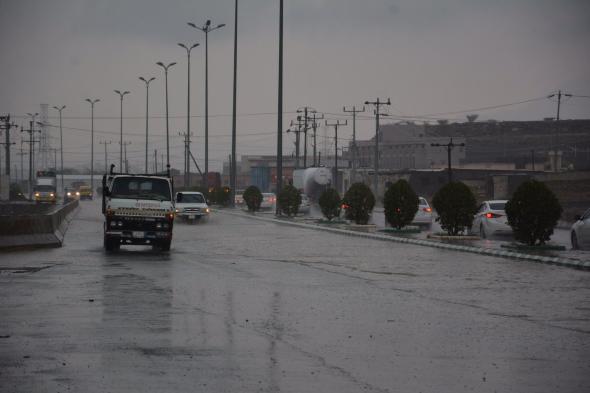 أمطار
ورياح
شديدة
على
عسير
حتى
السابعة
مساء 