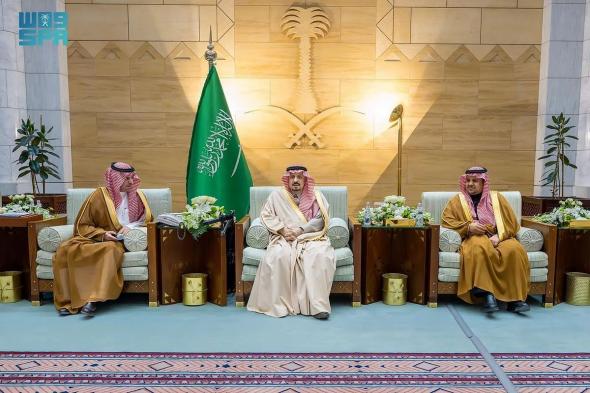 أمير
    الرياض
    يُكرِّم
    المدارس
    والطلبة
    المتميزين
    بالمنطقة