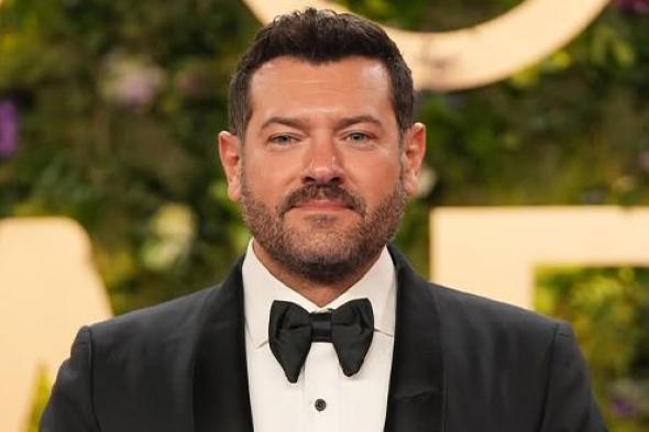 عكاز
عمرو
يوسف
يثير
الجدل
ويكشف
عن
عمله
الدرامي
الجديد