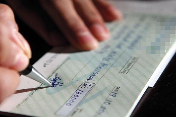 محام:
التوقيع
على
شيك
دون
رصيد
بنكي
يعتبر
جريمة