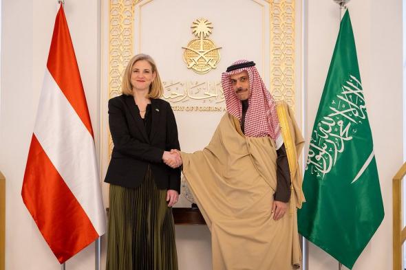 وزير
    الخارجية
    يبحث
    التعاون
    الثنائي
    مع
    نظيرته
    النمساوية