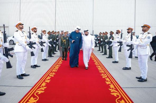 أحمد بن محمد يودّع وزير الدفاع الكويتي لدى مغادرته الدولة