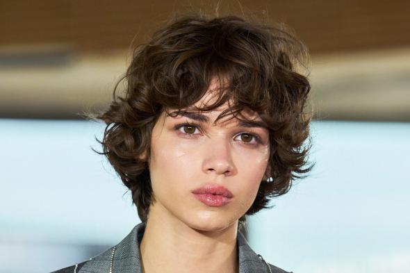 مكياج
عيون
يومي
ناعم..
يتحول
إلى
إطلالة
مسائية
ساحرة
بخطوة
واحدة
فقط