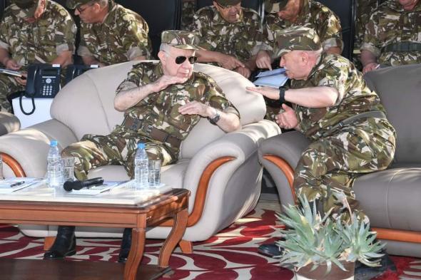 الفريق
أول
شنڨريحة
يتابع
عملية
إطلاق
القمر
الصناعي
"Alsat-3B"