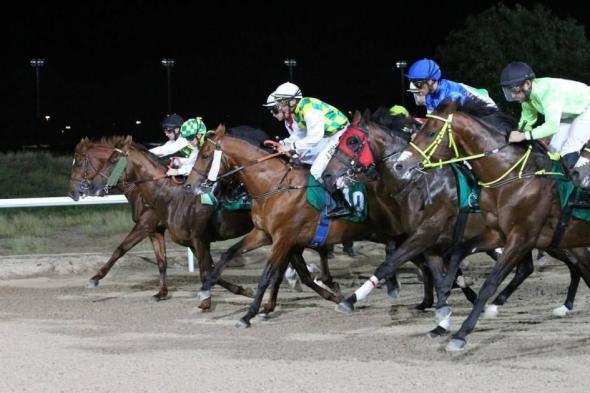 9
      أشواط
      قوية
      في
      السباق
      الثامن
      لمضمار
      العين