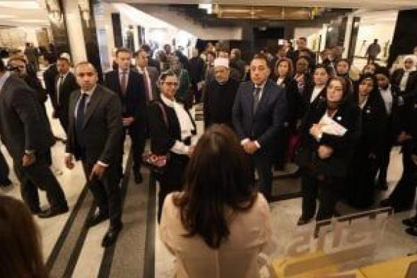 شيخ
الأزهر
ورئيس
الوزراء
يتفقدان
معرضا
للإصدارات
العلمية
والمشغولات
اليدوية