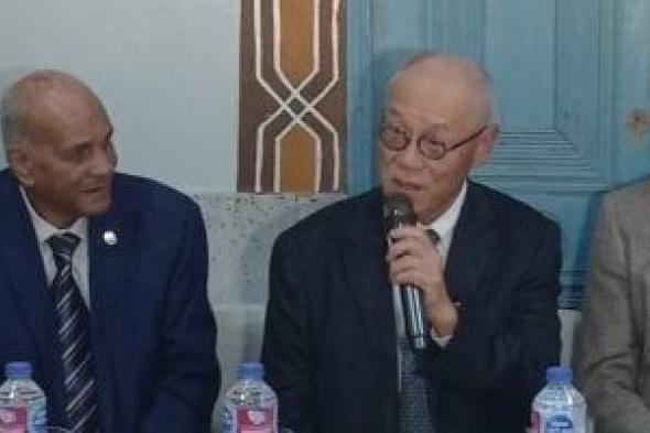 اتكلم
بالعربي..
السفير
الياباني
يرحب
بأهالي
قرية
في
قنا
(فيديو)