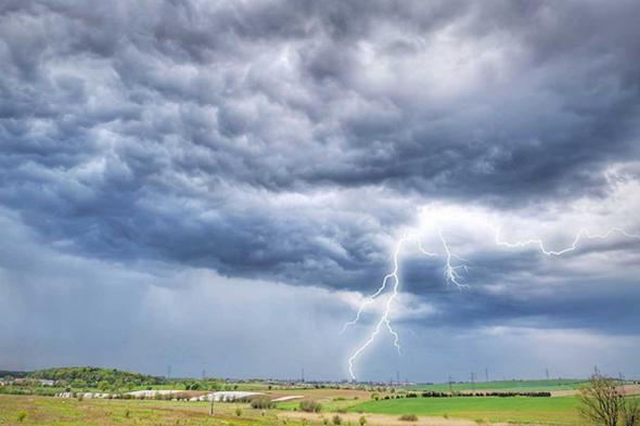 طقس
    الأحد..
    سحب
    رعدية
    ممطرة
    ورياح
    نشطة
    وضباب
    على
    عدة
    مناطق