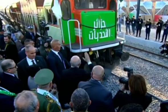 رئيس
الجمهورية
يشرف
على
مراسم
استقبال
قطار
نقل
أولى
شحنات
خام
الحديد
من
منجم
غارا
جبيلات
باتجاه
وهران