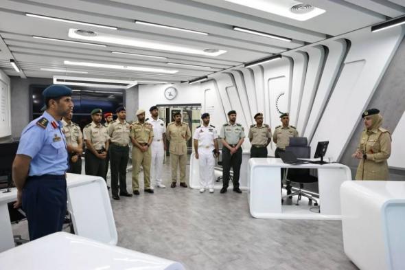 شرطة
      دبي
      تستقبل
      وفداً
      من
      كلية
      القيادة
      والأركان
      بوزارة
      الدفاع