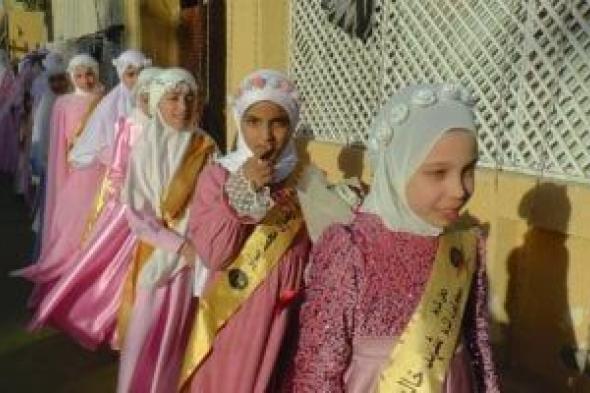 بالتيجان
والأوشحة..
قرية
سقارة
تحتفى
بأبنائها
من
حفظة
القرآن
الكريم