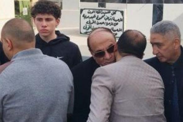 حزن
وتأثر
اللواء
سمير
فرج
خلال
تشييع
جثمان
شقيقته
كوثر..
صور