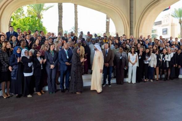 محمد
      بن
      راشد
      يشهد
      تخريج
      377
      منتسباً
      من
      القيادات
      الحكومية
      العالمية