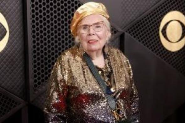 جوني
ميتشل
بالعكاز
على
السجادة
الحمراء
لحفل
توزيع
جوائز
الـ
جرامي