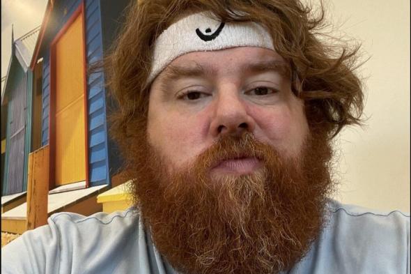 حبس نفسه عامً كامل في غرفة النوم للتخلص من عاداته السيئة